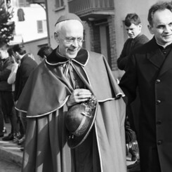 Le cardinal Journet, ici avec Pierre Mamie, en février 1965, à Fribourg Le cardinal Journet, ici avec Pierre Mamie, en février 1965, à Fribourg